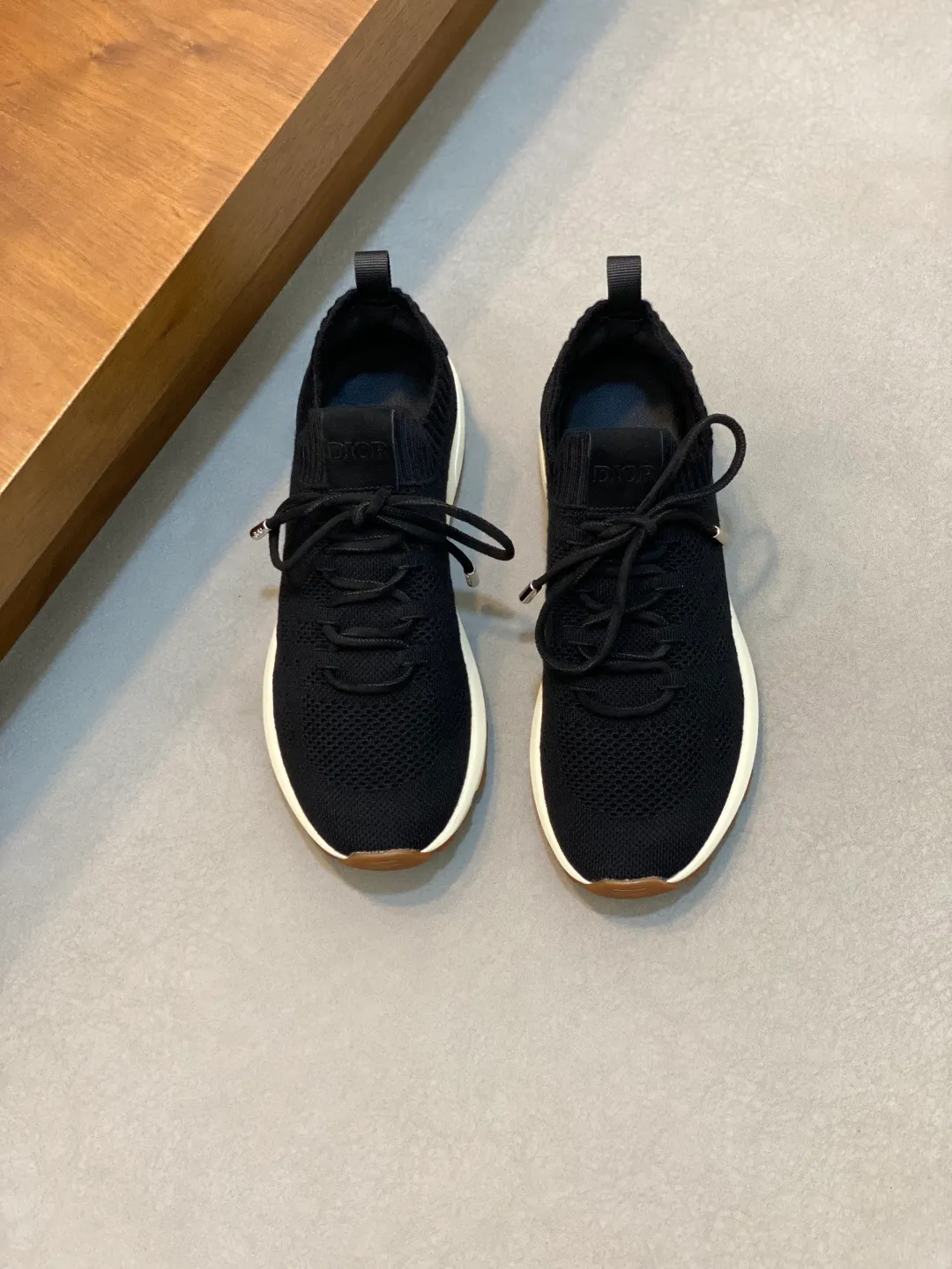 Factory price: 420💰Dior's latest men's fashion sneakers. This item draws inspiration from retro jogging shoes. Featuring a thick, low-top design, it features a mesh fabric upper and an ultra-light rubber foam sole. The side is decorated with an embossed "Di~r" logo. Code number: 39-44 (order 38, 45, 46)